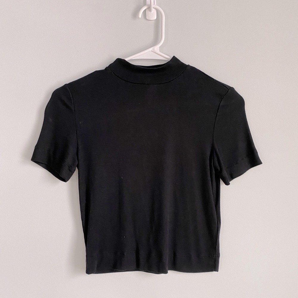 Aritza Babaton black mock neck crop top